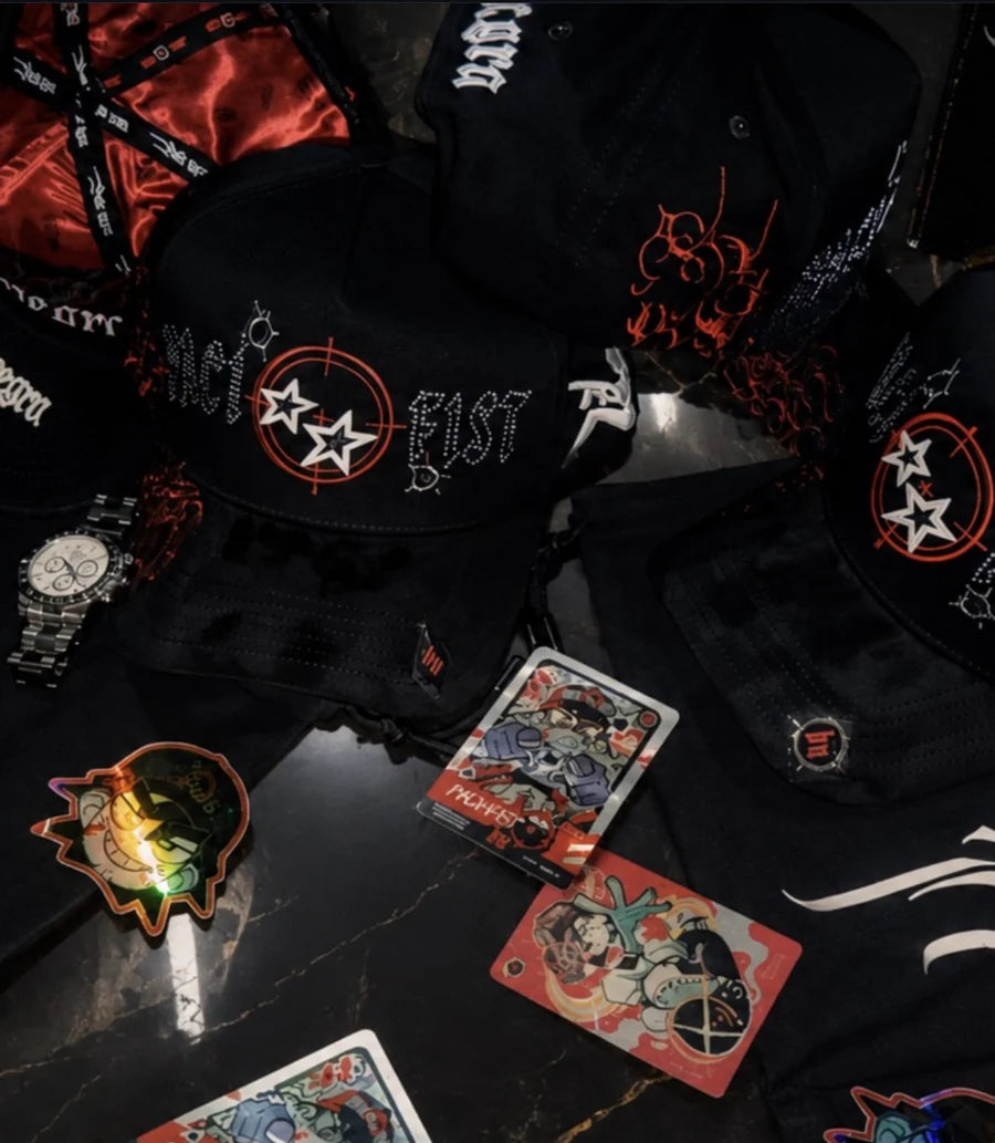 El set completo de PACI-FIST: gorra, tarjetas coleccionables y sticker