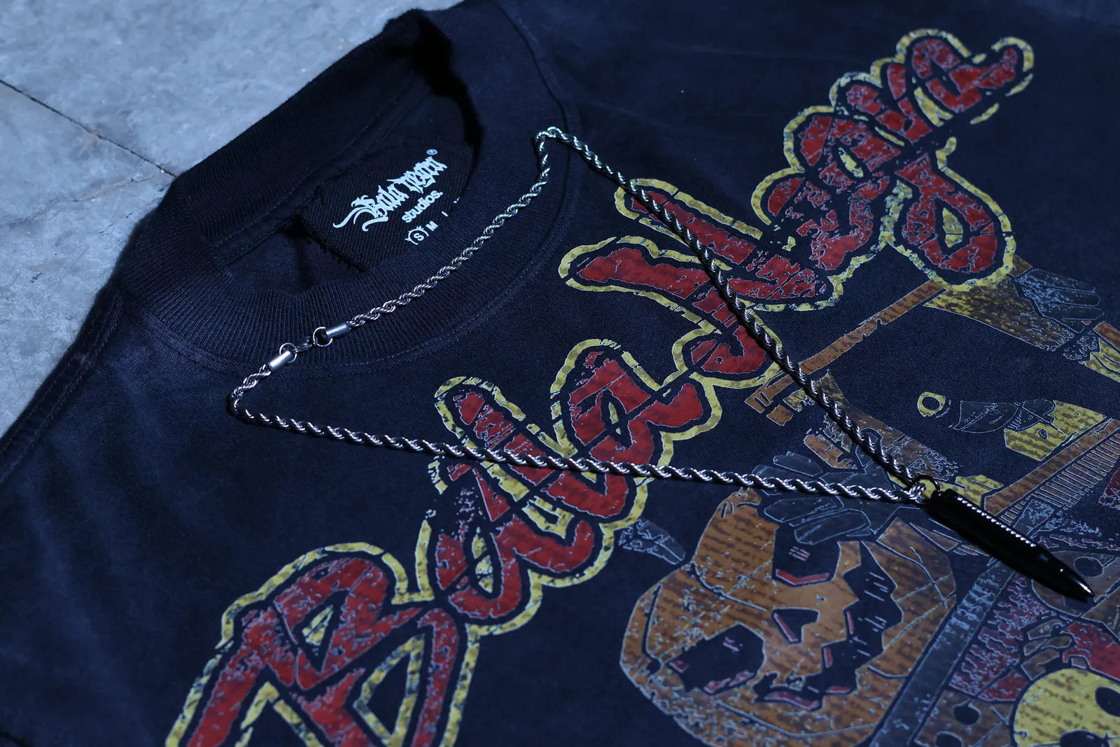 Playera con la cadena sobre el estampado